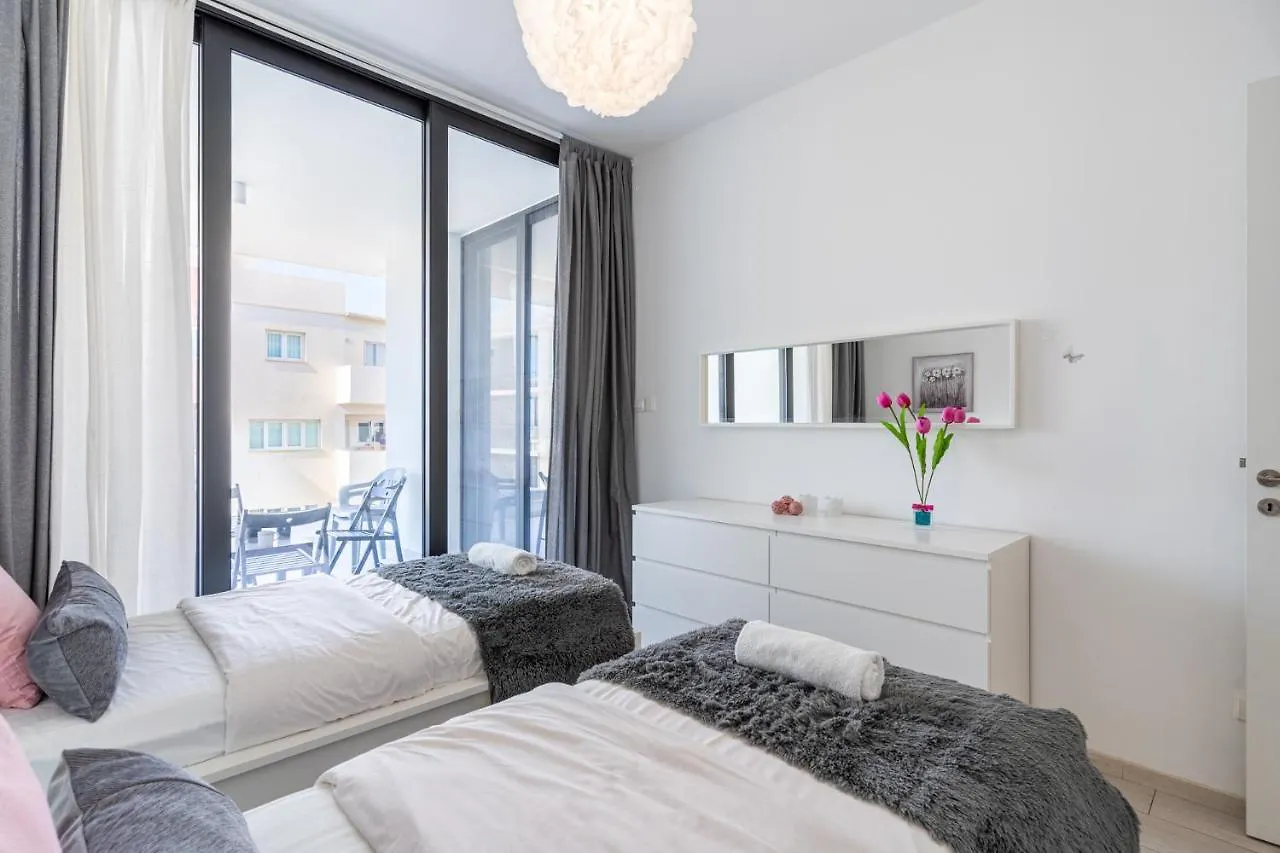 Aziza 1- Bedroom Apartment In Larnaca